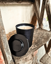 Charger l'image dans la galerie, Bougie en gobelet de verre noir mat / Jeudi bougies / 180 grammes / concentration parfum 11 %