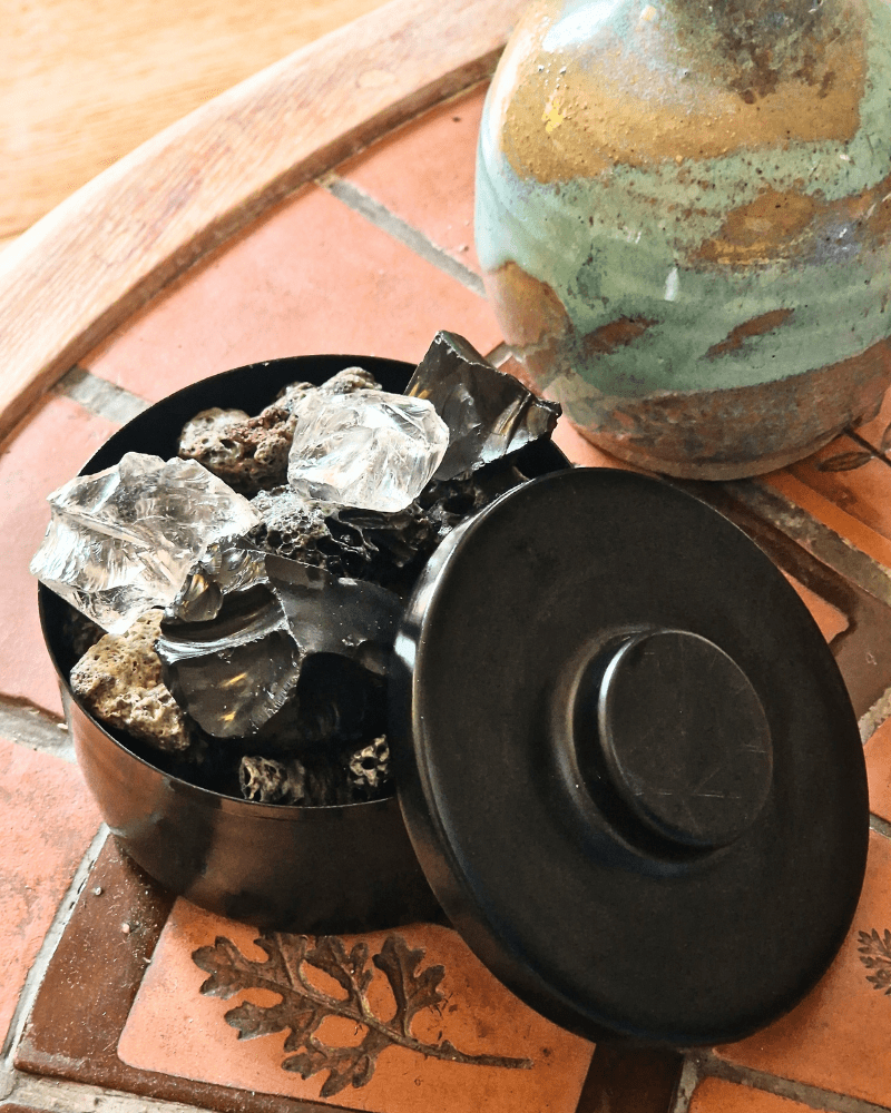 pot pourri roches volcaniques, cristal de roche et obsidienne en vente chez Jeudi bougies
