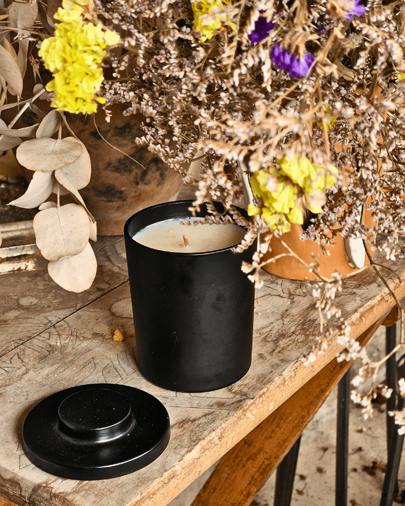 Bougie en gobelet de verre noir mat / Jeudi bougies / 180 grammes / concentration parfum 11 %