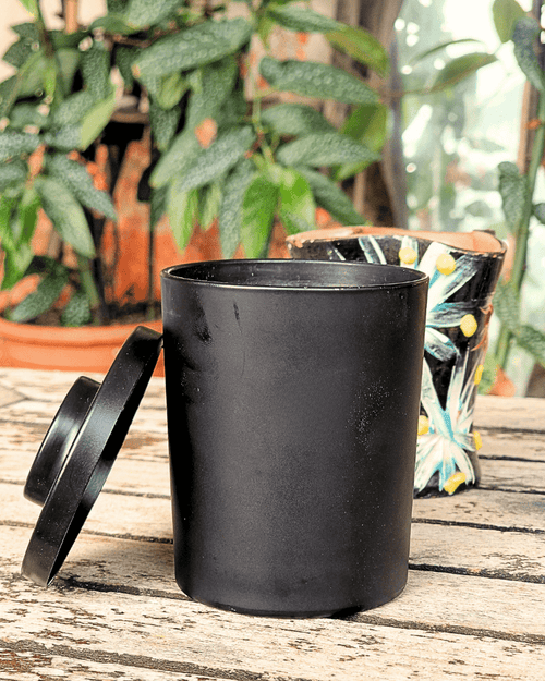bougie_Bougie en gobelet de verre noir mat / Jeudi bougies / 180 grammes / concentration parfum 11 % / mèche 100 % coton
